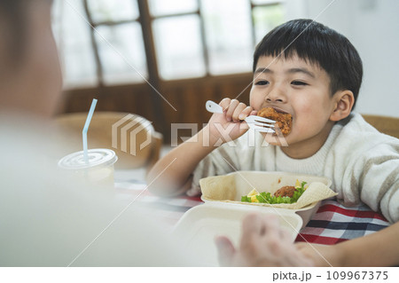 フライドチキンを食べる男の子 109967375