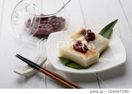 あんこをのせた焼きたての切り餅 109967390