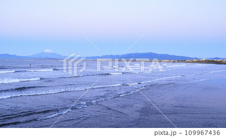 湘南海岸から見た冬の富士山の海 109967436