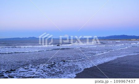湘南海岸から見た冬の富士山の海 109967437