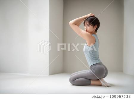 座って上半身のストレッチをする女性(Generative AI) 109967538