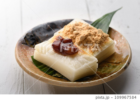 あんこときな粉をのせた焼きたての切り餅 109967584