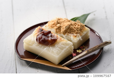 あんこときな粉をのせた焼きたての切り餅 109967587