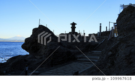 相模湾越しに望む朝焼けの富士山 相模湾越しに望む朝焼けの富士山 109967618