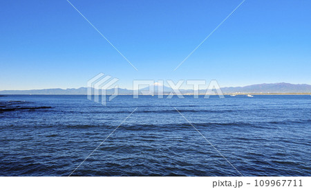 相模湾越しに望む朝焼けの富士山 相模湾越しに望む朝焼けの富士山 109967711