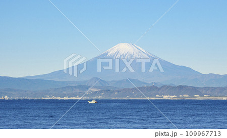 相模湾越しに望む朝焼けの富士山 相模湾越しに望む朝焼けの富士山 109967713