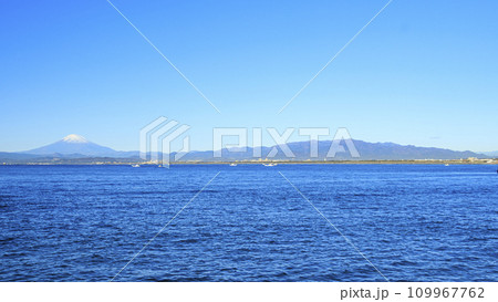 相模湾越しに望む朝焼けの富士山  相模湾越しに望む朝焼けの富士山  109967762