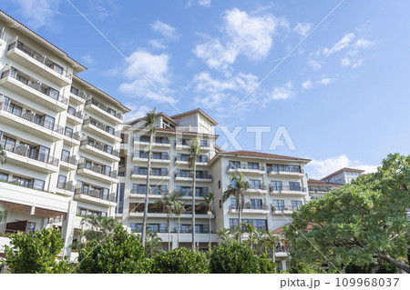 青空とリゾートホテル　イメージ 109968037