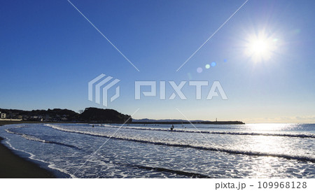 湘南の海と砂浜 湘南の海と砂浜 109968128
