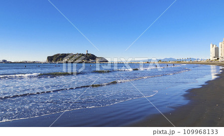 湘南の海と砂浜 109968133