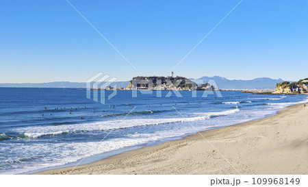 湘南の海と砂浜 109968149