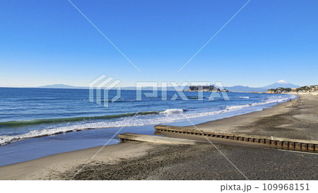 湘南の海と砂浜 109968151