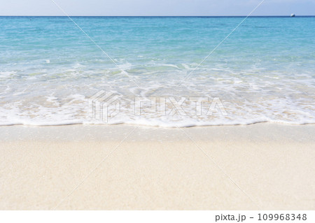 ブセナ海中公園の白い砂浜と青い海　沖縄県名護市 109968348