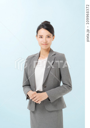 笑顔で立つビジネスウーマン 109968372