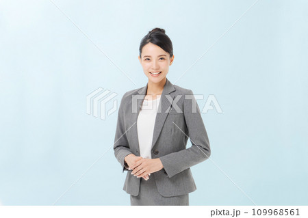 笑顔で立つビジネスウーマン 笑顔で立つビジネスウーマン 109968561