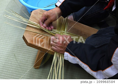 日本の伝統工芸・竹細工 / 富士山に自生するスズ竹でザル・籠の手作り / 山梨県富士河口湖町勝山 日本の伝統工芸・竹細工 / 富士山に自生するスズ竹でザル・籠の手作り / 山梨県富士河口湖町勝山 109968584