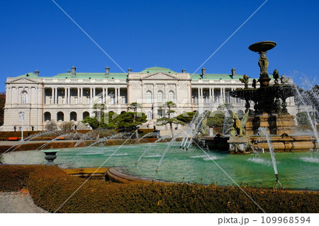 国宝　迎賓館赤坂離宮　本館と主庭の噴水 109968594