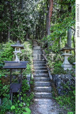 飛騨の里匠神社参道 109968672