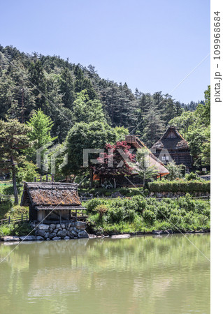 飛騨の里五阿弥池水辺風景 109968684