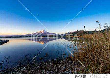 【富士山素材】朝の河口湖から見た富士山【山梨県】 109968705