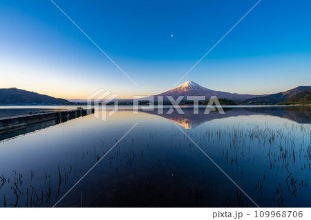 【富士山素材】朝の河口湖から見た富士山【山梨県】 【富士山素材】朝の河口湖から見た富士山【山梨県】 109968706