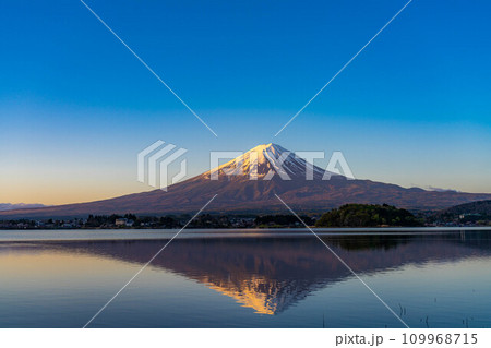 【富士山素材】朝の河口湖から見た富士山【山梨県】 【富士山素材】朝の河口湖から見た富士山【山梨県】 109968715