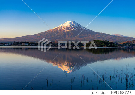 【富士山素材】朝の河口湖から見た富士山【山梨県】 109968722