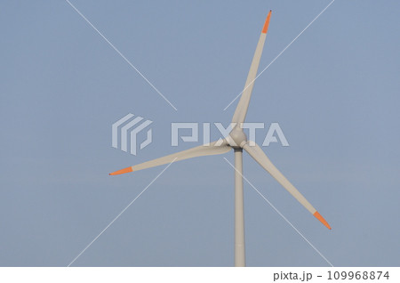 青空に映える風力発電機 青空に映える風力発電機 109968874