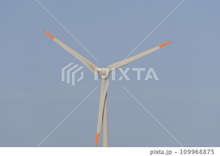 青空に映える風力発電機 109968875