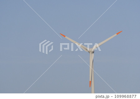 青空に映える風力発電機 青空に映える風力発電機 109968877
