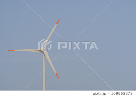 青空に映える風力発電機 109968878
