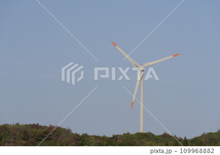 青空に映える風力発電機 青空に映える風力発電機 109968882