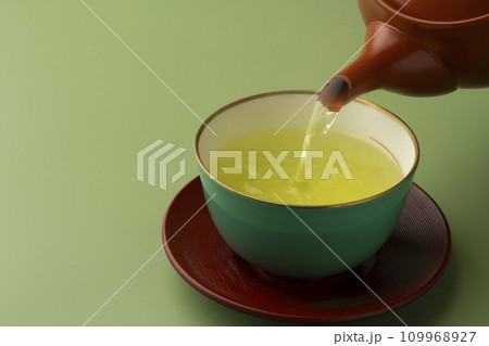 お茶 日本茶を注ぐ お茶 日本茶を注ぐ 109968927