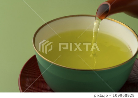 お茶 日本茶を注ぐ お茶 日本茶を注ぐ 109968929