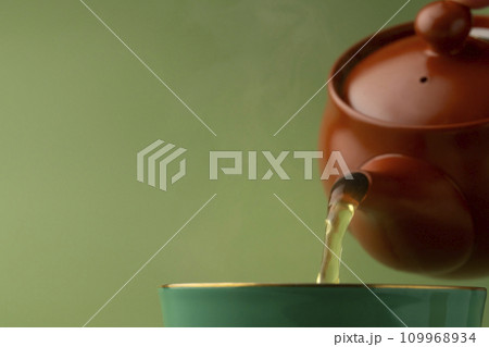 お茶 日本茶を注ぐ お茶 日本茶を注ぐ 109968934