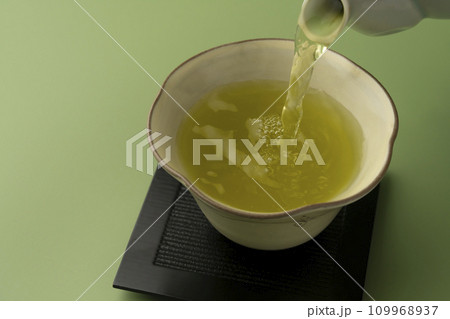 お茶 日本茶を注ぐ お茶 日本茶を注ぐ 109968937