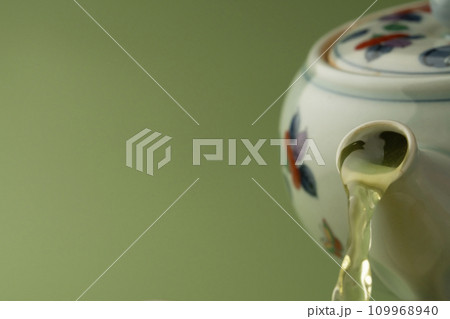 お茶　日本茶を注ぐ 109968940