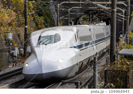 トンネルから現れた東海道新幹線 トンネルから現れた東海道新幹線 109968945