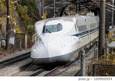 トンネルから現れた東海道新幹線 トンネルから現れた東海道新幹線 109968954