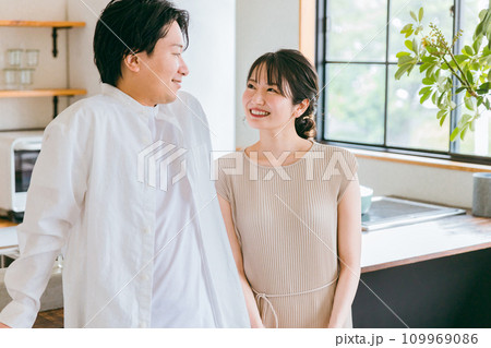 マイホームのキッチン・ダイニングにいる笑顔の日本人夫婦・カップル・恋人 マイホームのキッチン・ダイニングにいる笑顔の日本人夫婦・カップル・恋人 109969086