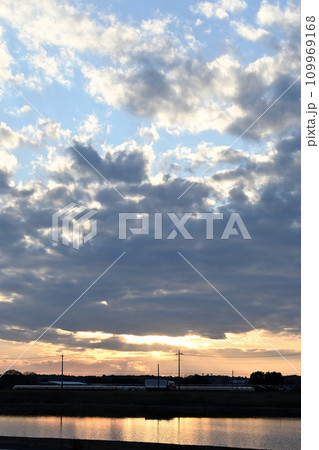 夕日に照らされる雲 109969168