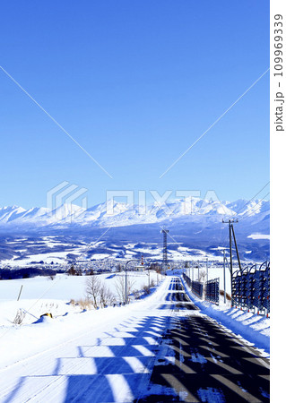 抜けるような青空と冬の北海道上富良野町の雄大な風景 109969339