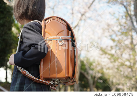 満開の桜の下で歩く女の子のランドセルアップ 109969479