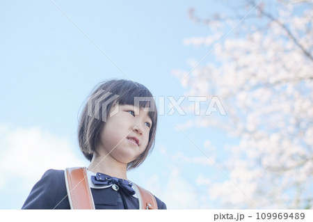 満開の桜の下でランドセルを背負った女の子 満開の桜の下でランドセルを背負った女の子 109969489