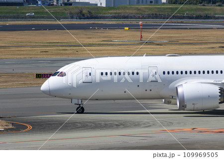 伊丹空港のボーイング787型機 109969505