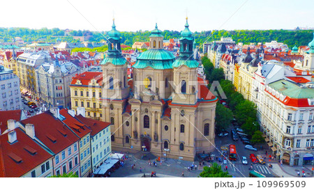 プラハ旧市庁舎展望台からの美しい眺め 聖ミクラーシュ教会 109969509