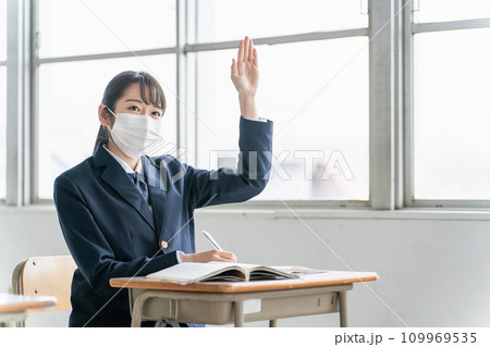 学校の教室でマスクをしている高校生・中学生・女子高生 学校の教室でマスクをしている高校生・中学生・女子高生 109969535
