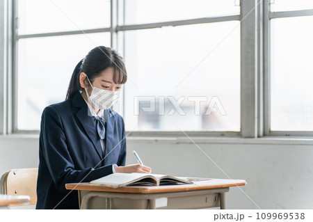 学校の教室でマスクをしている高校生・中学生・女子高生 109969538