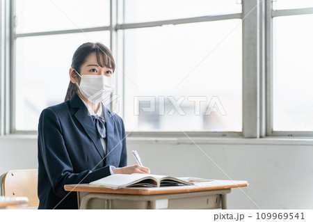 学校の教室でマスクをしている高校生・中学生・女子高生 109969541