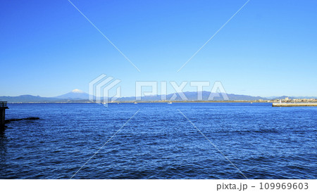 相模湾越しに望む朝焼けの富士山 相模湾越しに望む朝焼けの富士山 109969603